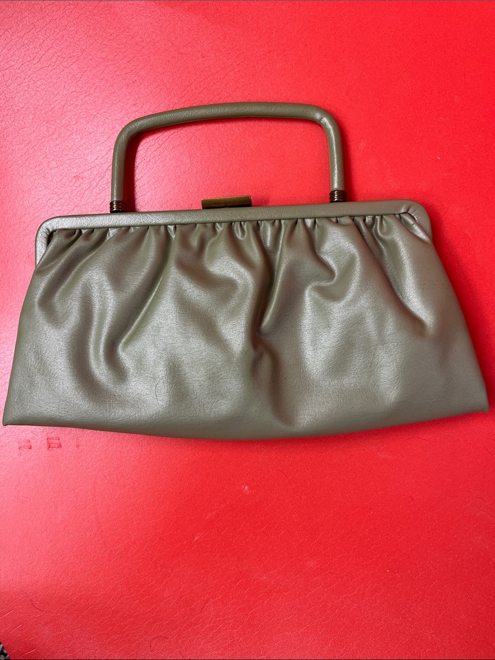 Vintage Garay Green Women’s mid century Clutch w/distinct handle. Small flaw.